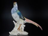 une figurine d'oiseau assis sur une branche