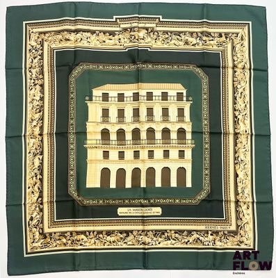 une écharpe verte et dorée sur laquelle est représenté un bâtiment