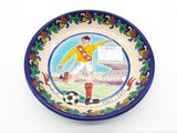 une assiette sur laquelle est représenté un footballeur