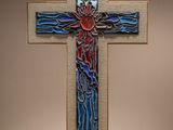 une croix en bois sur laquelle est représentée une croix bleue et rouge