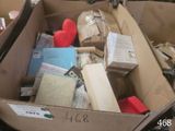 une boîte en carton remplie d'objets posés sur le sol