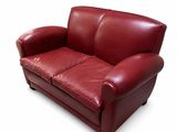 canapé en cuir rouge sur fond blanc, sans personne assise dessus