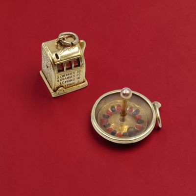 une petite horloge en or et une petite horloge en argent posées sur un fond rouge