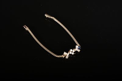 un collier en argent orné de pierres bleues sur fond noir
