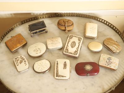 une table sur laquelle se trouvent de nombreux petits objets