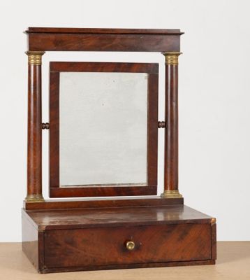 une photo d'un miroir en bois posé sur une table, avec un tiroir en dessous