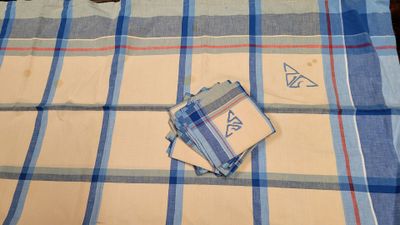 une nappe à carreaux bleus et blancs ornée d'un monogramme