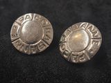 une paire de boucles d'oreilles en argent ornées d'un motif représentant un soleil