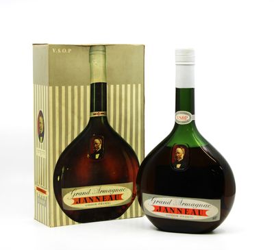une image représentant une bouteille de brandy posée à côté d'une boîte