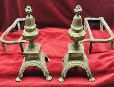 Paire de chenets à double chevalet, montant en bronze à déco…