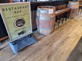 une enseigne de restaurant à côté d'un fût de bière