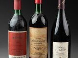 trois bouteilles de vin sont alignées sur une table
