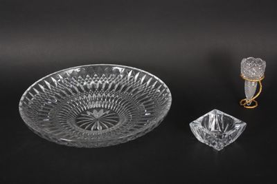 une photo représentant un bol en verre et un bougeoir posés sur une table