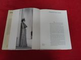 un livre ouvert sur lequel figure l'image d'une femme en robe