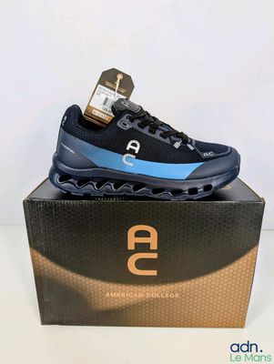 une boîte sur laquelle est posée une paire de chaussures