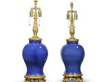une paire de lampes de table bleues et dorées avec un pied doré