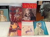 un grand nombre de livres posés sur une table