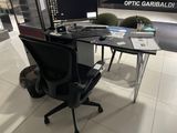 un bureau avec un ordinateur et une chaise dans une pièce