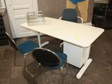 un bureau blanc avec une chaise bleue, et une chaise bleue placée devant celui-ci