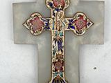 une croix accrochée au mur