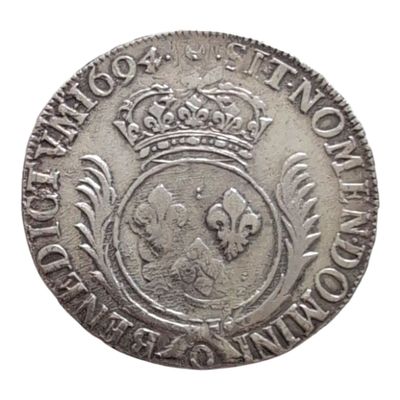 gros plan d'une pièce de monnaie surmontée d'une couronne