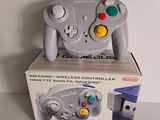 une GameCube posée sur une boîte