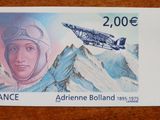 une image d'un timbre représentant un homme en combinaison spatiale