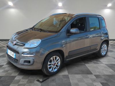 la petite voiture grise est garée dans une grande pièce