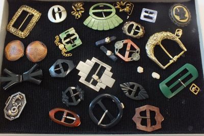 une boîte contenant de nombreux types de ceintures et de boucles