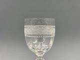 un verre d'eau posé sur une table