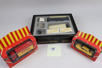trois jouets emballés, dont un appareil photo, un stylo et une boîte