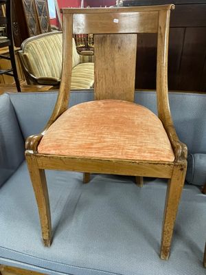 une chaise posée sur un canapé bleu