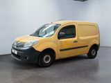une camionnette Citroën dans un showroom aux murs blancs et au sol gris