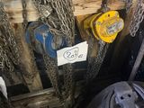 un tas de chaînes suspendues au plafond d'un immeuble