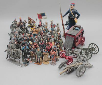 un grand nombre de figurines posées sur une table