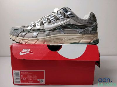 une boîte contenant une paire de chaussures
