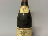 une vieille bouteille de vin posée sur une table