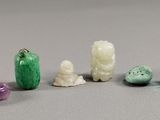 plusieurs objets en verre de différentes couleurs posés sur une surface grise