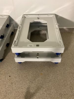 deux boîtes en plastique posées l'une à côté de l'autre sur un sol recouvert de moquette