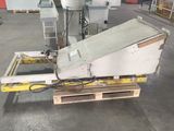 une machine posée sur une palette dans un entrepôt