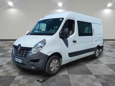 la photo d'une camionnette blanche garée dans une pièce
