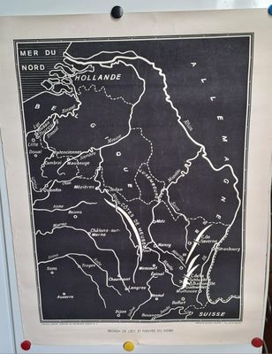 une photo en noir et blanc d'une carte accrochée sur un réfrigérateur