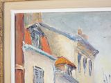 une peinture représentant un bâtiment avec un parapluie jaune