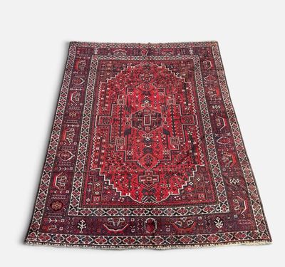 un tapis rouge sur fond blanc
