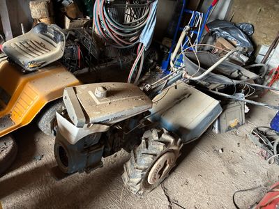 une photo d'une moto garée dans un garage