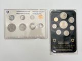 deux pièces d'argent se trouvent dans un étui en plastique et l'une d'entre elles est une pièce d'argent