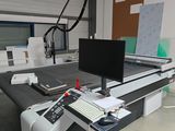 l'image d'une machine qui travaille sur une feuille de papier