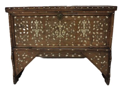 un vieux coffre en bois orné d'un motif décoratif sur le dessus