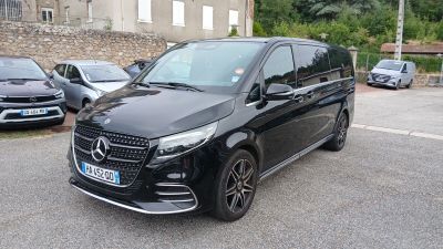 Le monospace Mercedes noir est garé sur le bord de la route.
