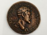 Gros plan sur une pièce de monnaie portant le visage d'un homme